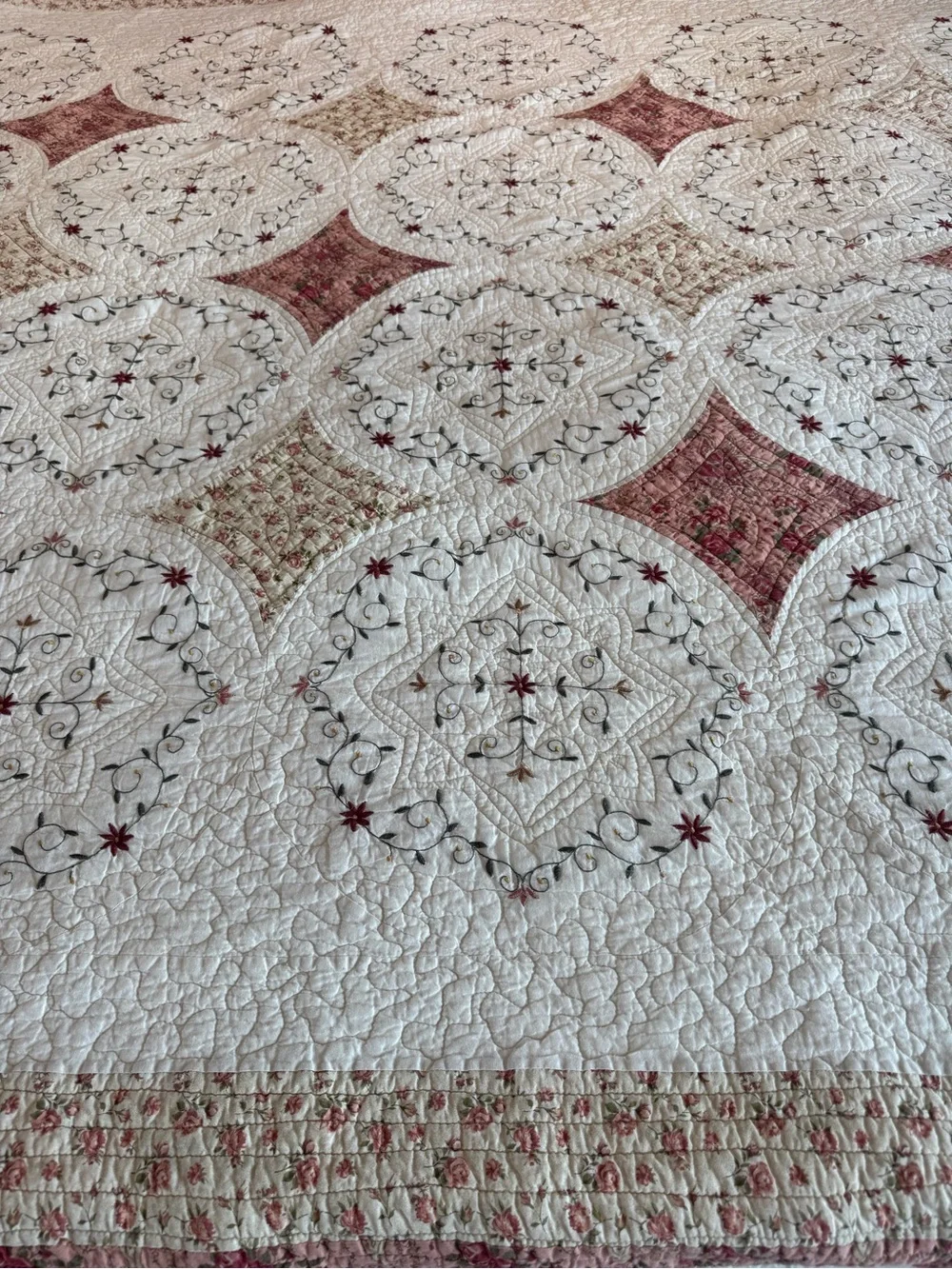 JC Penney 100% Cotton White/Dusty Rose Cal King+ Quilt Two Shams Floral Cottage